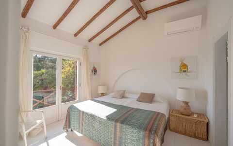 Villa Argentina: Mueble, Diseño De Interiores, Pared, Madera, Habitación, Cama, Techo, Suelo, Piso, Habitación