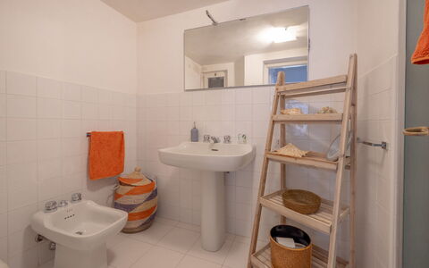 Villa Argentina: Asiento Del Baño, Baño, Arreglo De Tubería, Piso, Suelo, Baño, Diseño De Interiores, Lavabo Del Baño, Plomería, Lavabo