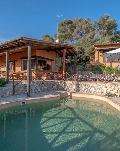 Villa Argentina: Piscina, Recurso, Eco Hotel, Sombra, Paisajismo, Fuente De Agua, Inmuebles, Estructura Al Aire Libre, Losa, Mueble Para Exteriores