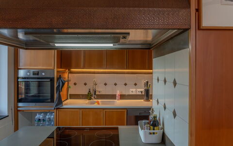 Ca' Nelly: Cocina, Diseño De Interiores, Madera, Mostrador, Techo, Piso, Aparato De Cocina, Gabinetes, Encendiendo, Electrodoméstico