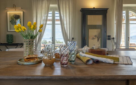 Battisole: Mueble, Diseño De Interiores, Mesa, Vajilla, Madera, Encendiendo, Piso, Silla, Cocina Y Comedor Mesa, Comedor