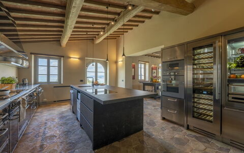 Battisole: Cocina, Diseño De Interiores, Mueble, Piso, Mostrador, Aparato De Cocina, Suelo, Gabinetes, Madera, Techo