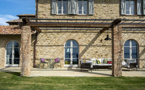 Battisole: Puerta, Casa, Inmuebles, Ladrillo, Mueble Para Exteriores, Jardín, Silla, Sombra, Losa, Casa De Campo