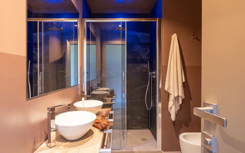 Villa Feronia: Diseño De Interiores, Piso, Pared, Arreglo De Tubería, Baño, Suelo, Encendiendo, Mueble, Plomería, Grifo