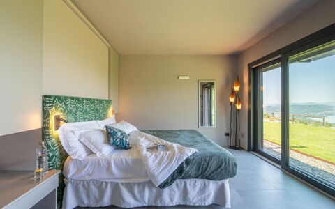 Villa Feronia: Almohada, Habitación, Hotel, Recurso, Cama, Villa, Linos, Lámpara, Suite, Arrojar La Almohada