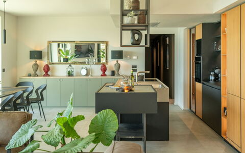 Villa Feronia: Mueble, Diseño De Interiores, Cocina, Mostrador, Madera, Techo, Piso, Lámpara, Gabinetes, Encendiendo