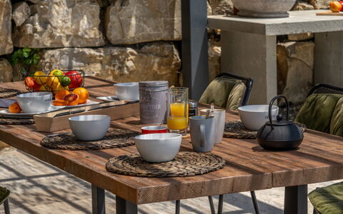 Villa Feronia: Vajilla, Comida, Mesa, Mueble, Utensilios Para Servir, Drinkware, Vajilla, Ingrediente, Plato