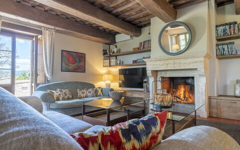 Villa Trasimena: Mueble, Diseño De Interiores, Pared, Sofá, Madera, Piso, Sala, Casa, Habitación, Suelo