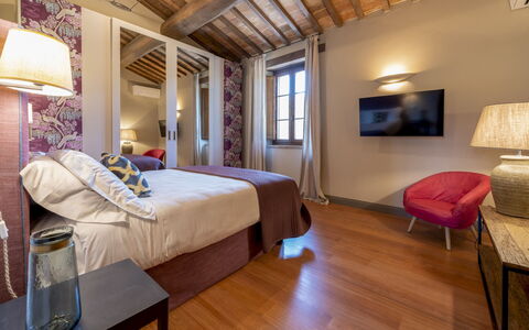 Villa Trasimena: Piso, Suelo, Diseño De Interiores, Habitación, Linos, Cama, Sábana, Lecho, Marco De La Cama, Suelos De Madera