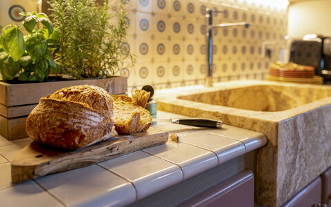 Villa Trasimena: Mostrador, Cocina, Diseño De Interiores, Piso, Utensilios Para Servir, Plomería, Grifo, Loseta, Arreglo De Tubería, Gabinetes