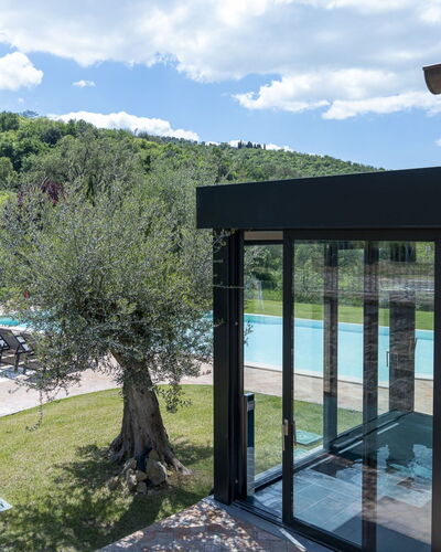 Villa Trasimena: Piscina, Sombra, Eco Hotel, Recurso, Paisajismo, Inmuebles, Mueble Para Exteriores, Jardín, Estructura Al Aire Libre, Patio Interior