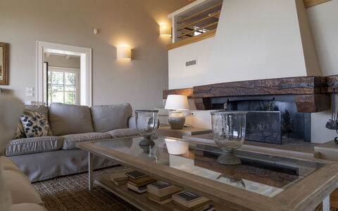 Bianca la Luna: Mueble, Diseño De Interiores, Sofá, Sala, Piso, Madera, Techo, Habitación, Suelo, Encendiendo