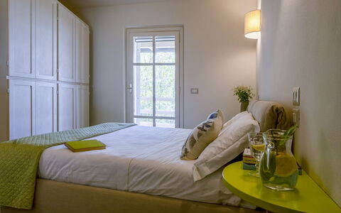 Bianca la Luna: Mueble, Cama, Diseño De Interiores, Habitación, Pared, Sábana, Lecho, Madera, Suelo, Habitación