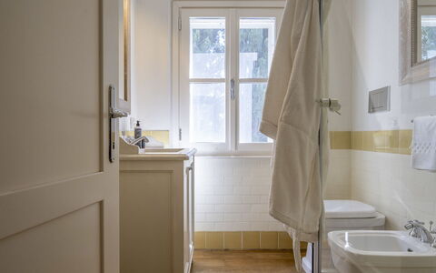 Bianca la Luna: Piso, Suelo, Diseño De Interiores, Arreglo De Tubería, Baño, Plomería, Grifo, Habitación, Puerta, Lavabo