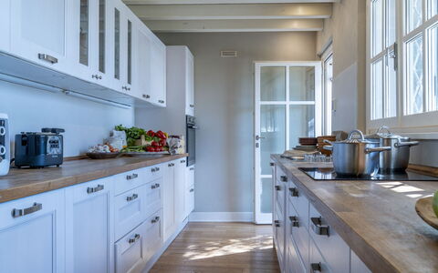 Bianca la Luna: Cocina, Gabinetes, Mostrador, Mueble, Aparato De Cocina, Diseño De Interiores, Madera, Piso, Electrodoméstico, Cajón