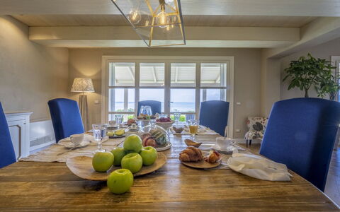 Bianca la Luna: Mueble, Diseño De Interiores, Piso, Silla, Mesa, Techo, Suelo, Madera, Comedor, Habitación