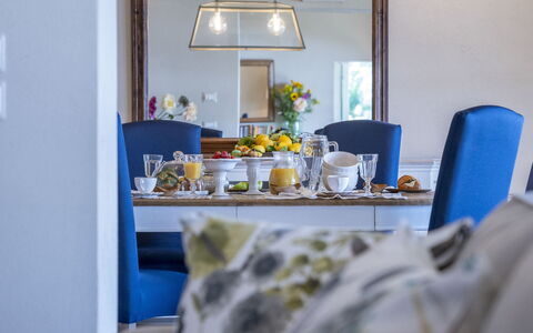 Bianca la Luna: Mueble, Diseño De Interiores, Habitación, Textil, Mesa, Encendiendo, Techo, Piso, Silla, Suelo