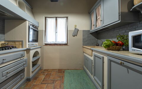 Villa delle Rose: Diseño De Interiores, Cocina, Mostrador, Gabinetes, Madera, Aparato De Cocina, Piso, Mueble, Electrodoméstico, Electrodoméstico