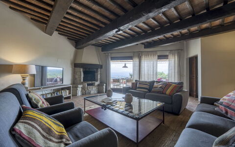 Villa delle Rose: Mueble, Pared, Diseño De Interiores, Piso, Suelo, Casa, Habitación, Sofá, Techo, Sala