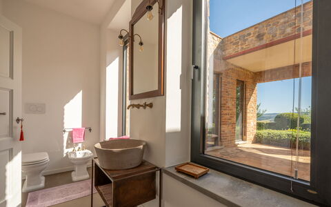 Podere Vigna Nuova: Pared, Diseño De Interiores, Mueble, Habitación, Techo, Ladrillo, Silla, Manchas De Madera, Arreglo De Tubería, Planta De Casa