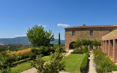 Podere Vigna Nuova: Hierba, Arbusto, El Terreno Del Lote, Cobertura Del Suelo, Jardín, Plantación, Inmuebles, Paisajismo, Cobertura, Casa De Campo