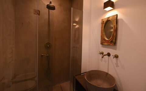 Podere Vigna Nuova: Pared, Arreglo De Tubería, Baño, Piso, Diseño De Interiores, Suelo, Encendiendo, Marrón, Plomería, Espejo