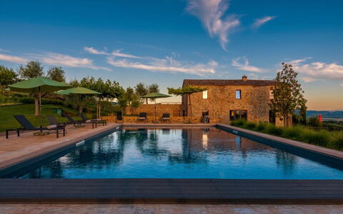 Podere Vigna Nuova: Azul, Piscina, Inmuebles, Villa, Paisajismo, Casa De Campo, Plantación, Hacienda, Mansión, Agricultura