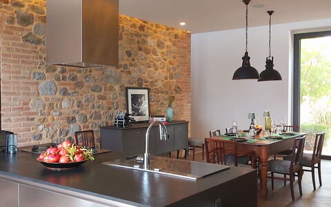 Podere Vigna Nuova: Mueble, Cocina, Diseño De Interiores, Pared, Piso, Mostrador, Madera, Lámpara, Techo, Gabinetes