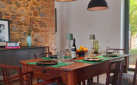 Podere Vigna Nuova: Mueble, Diseño De Interiores, Mesa, Comedor, Madera, Cocina Y Comedor Mesa, Silla, Lámpara, Piso, Encendiendo