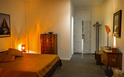 Podere Vigna Nuova: Mueble, Diseño De Interiores, Pared, Cama, Suelo, Habitación, Piso, Madera, Habitación, Amarillo