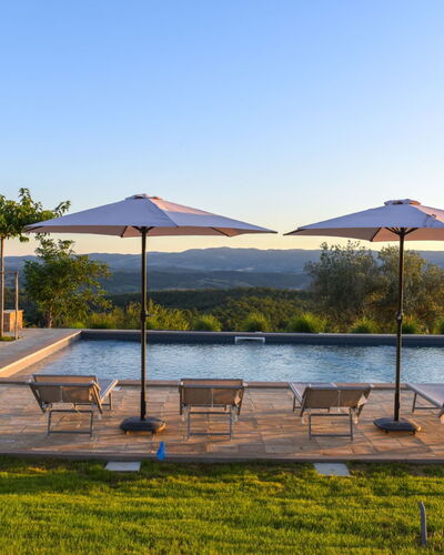 Podere Vigna Nuova: Cielo, Árbol, Piscina, Mueble Para Exteriores, Sunlounger, Recurso, Paraguas, Eco Hotel, Paisajismo, Ciudad De Vacaciones