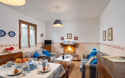 Podere Oliveta: Mueble, Diseño De Interiores, Piso, Habitación, Encendiendo, Techo, Casa, Suelo, Marco, Sala