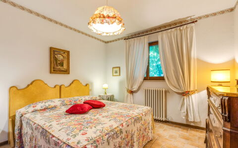 Podere Oliveta: Mueble, Cama, Habitación, Diseño De Interiores, Sábana, Lecho, Linos, Habitación, Textil, Piso