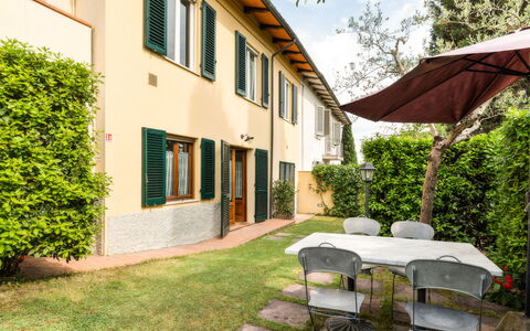 Podere Oliveta: Sombra, Césped, Jardín, Yarda, Paisajismo, Patio Interior, Balcón, Patio, Villa, Hacienda