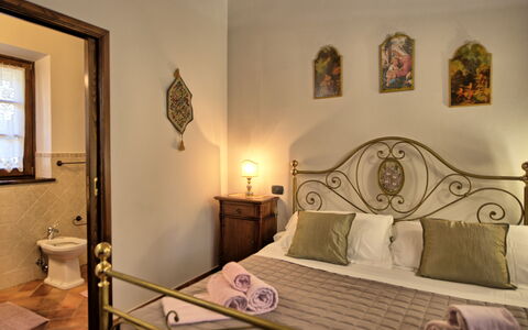 Villa Portole Due: Mueble, Madera, Diseño De Interiores, Piso, Suelo, Techo, Habitación, Encendiendo, Cama, Habitación