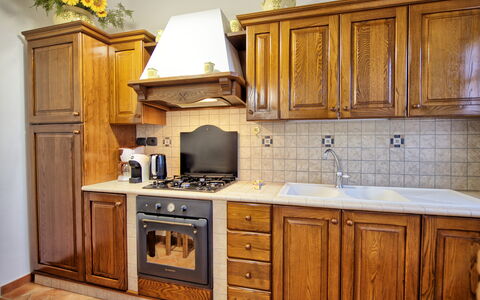 Villa Portole Due: Gabinetes, Cocina, Mostrador, Madera, Electrodoméstico, Piso, Diseño De Interiores, Aparato De Cocina, Mueble, Alacena