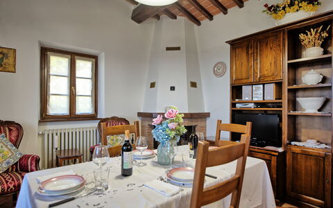 Villa Portole Due: Mueble, Diseño De Interiores, Madera, Mesa, Piso, Techo, Comedor, Silla, Cocina Y Comedor Mesa, Encendiendo