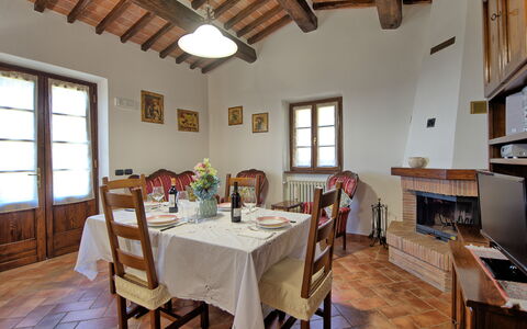 Villa Portole Due: Mueble, Mesa, Diseño De Interiores, Piso, Silla, Cocina Y Comedor Mesa, Comedor, Habitación, Casa, Techo