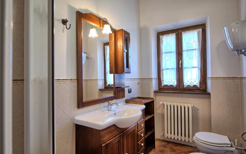 Villa Portole Due: Lavabo Del Baño, Arreglo De Tubería, Diseño De Interiores, Lavabo, Piso, Grifo, Baño, Suelo, Plomería, Gabinetes