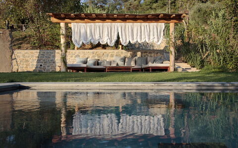 Casale le Fonti: Mueble, Mueble Para Exteriores, Losa, Piscina, Sombra, Ocio, Recurso, Material Natural, Diseño, Madera Dura