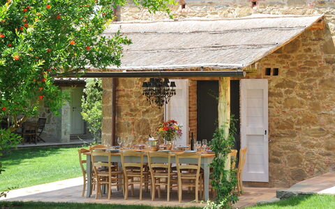 Casale le Fonti: Madera, Mueble, Cabaña, Puerta, Casa, Mesa, Silla, Jardín, Casa