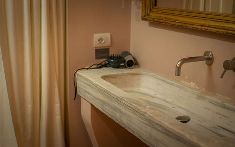 Casale le Fonti: Arreglo De Tubería, Lavabo Del Baño, Grifo, Lavabo, Plomería, Marrón, Diseño De Interiores, Piso, Baño, Suelo