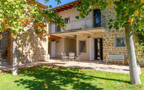 Casale le Fonti: Puerta, Casa, Cabaña, Mueble Para Exteriores, Inmuebles, Césped, Balcón, Jardín, Casa De Campo, Porche