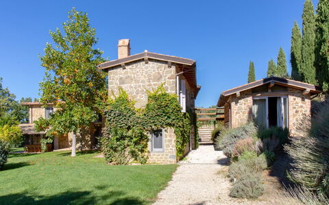 Casale le Fonti: Edificio, Casa, Casa, Barrio Residencial, Arbusto, Techo, Cabaña, Fachada, El Terreno Del Lote