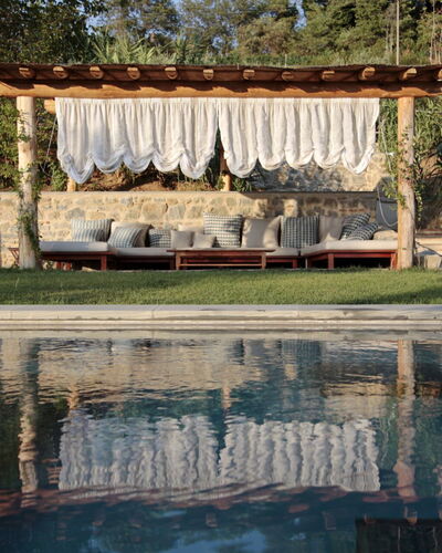 Casale le Fonti: Mueble, Mueble Para Exteriores, Losa, Piscina, Sombra, Ocio, Recurso, Material Natural, Diseño, Madera Dura