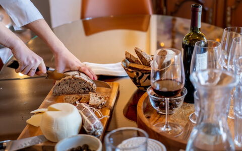 Il Querceto: Vajilla, Comida, Utensilios Para Servir, Mueble, Mesa, Drinkware, Ingrediente, Barware, Vajilla, Stemware