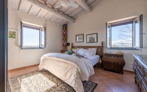 Il Querceto: Cama, Habitación, Pared, Sábana, Mueble, Lecho, Linos, Diseño De Interiores, Casa, Suelo