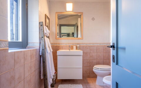 Il Querceto: Baño, Arreglo De Tubería, Piso, Asiento Del Baño, Baño, Suelo, Diseño De Interiores, Lavabo Del Baño, Lavabo, Mueble De Baño