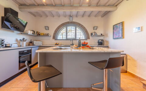 Il Querceto: Mueble, Cocina, Diseño De Interiores, Mostrador, Piso, Aparato De Cocina, Techo, Gabinetes, Suelo, Habitación