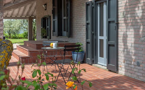 Il Querceto: Madera, Puerta, Casa, Ladrillo, Porche, Maceta, Inicio De La Puerta, Mueble Para Exteriores, Madera Dura, Manchas De Madera